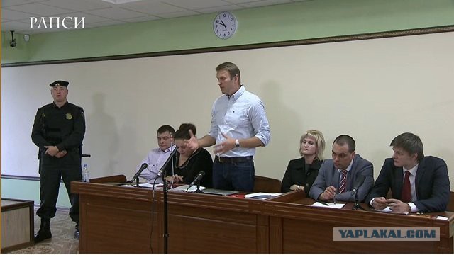 Навальному и Офицерову дали условный срок