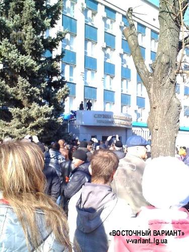 Митингующие штурмом взяли СБУ в Луганске