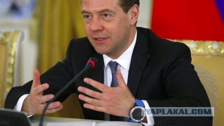 На Дмитрии Медведеве заметили новые «умные» часы для капитанов и любителей рыбалки