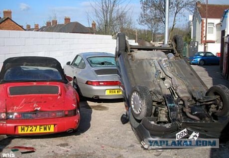 Как быстро разбить два Porshe (2 фото)