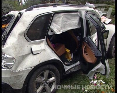 Девушка на BMW X5 врезалась в крышу частного дома