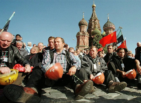 Около Кремля житель Приморья угрожает взорвать свой "Гелик". Он хочет личной встречи с генералом Золотовым