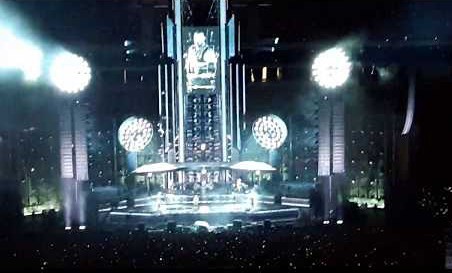 Фанаты Rammstein бегут к стадиону Лужники, чтобы занять первые ряды перед сценой