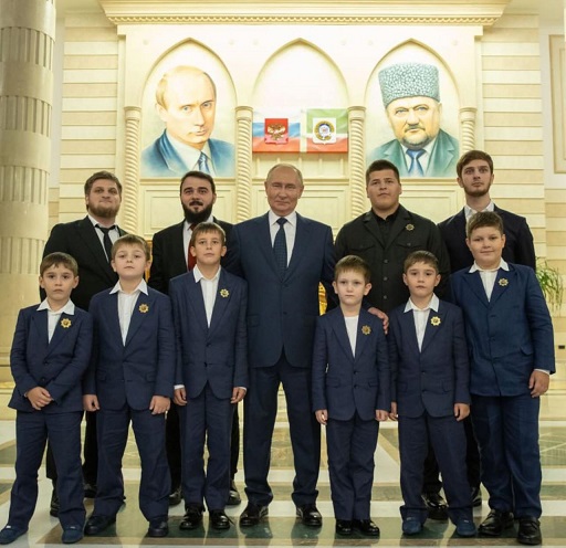 Путин поцеловал священный Коран