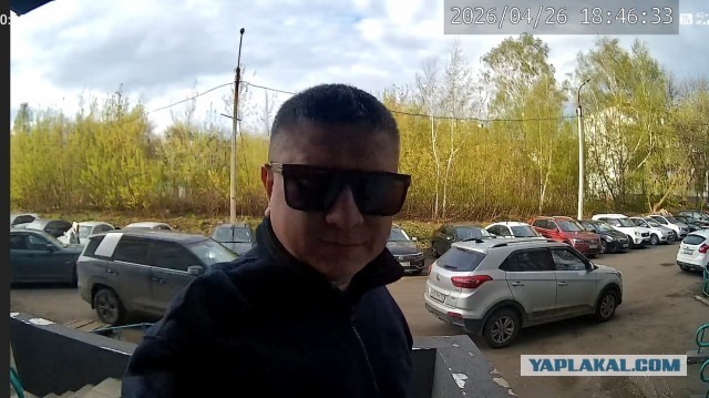 В Уфе неадекватный жилец терроризирует весь дом, блокируя выезд