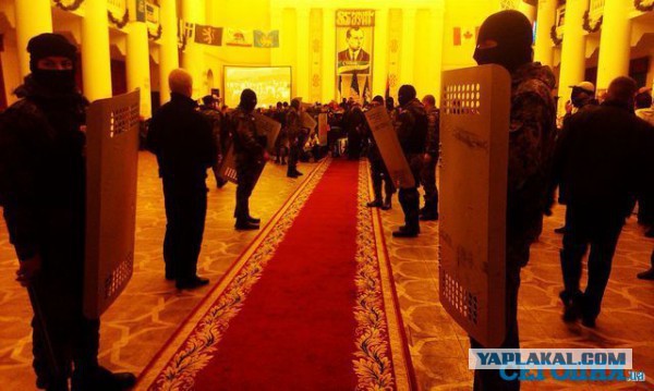 "Георгиевские " ленточки против флагов УПА