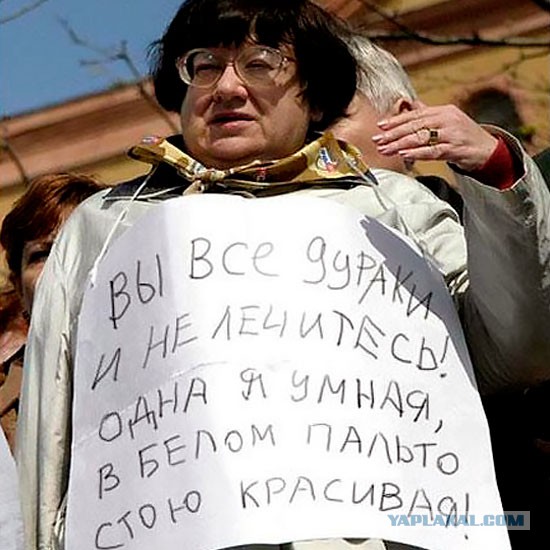Мужик и девушка не смогли разъехаться во дворе
