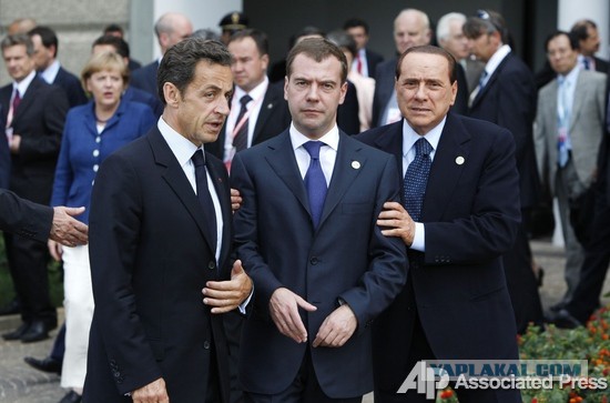 Без разговоров: Медведев и Трамп оказались в одном кадре. Но Медведев запутался в руках