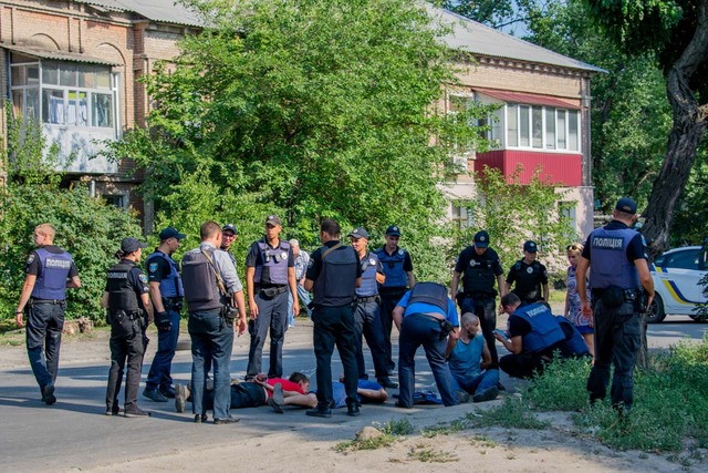 Мужику в руки сунули гранату без чеки