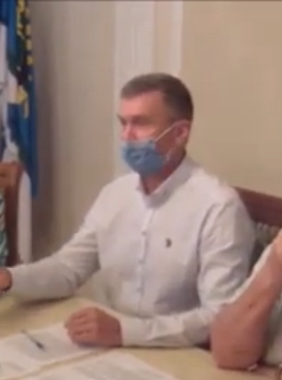 Настоящий человек! Депутат ЕР положил на стол удостоверение и ушел. Ему вслед раздались аплодисменты.