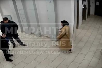 - Ви насист!
- Я не нацист. Вы ломаете двери!