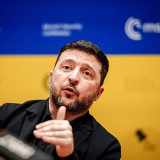 Новый мост рухнул в реку вместе с мэром во время церемонии открытия