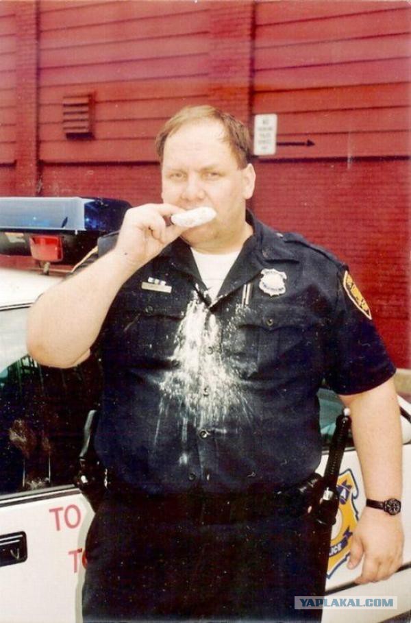 "Готовил и смахивал муку со стола на пол..."