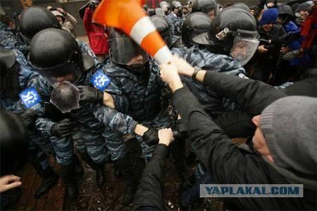 Прохожий помогает милиционеру