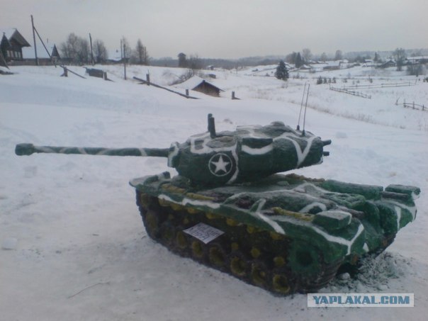 Фаны танкисты и снежный танк