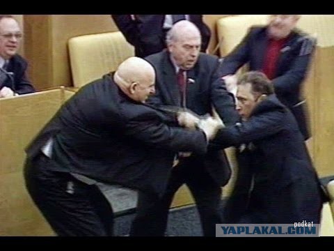 Фото: Яценюка с розами унесли со сцены
