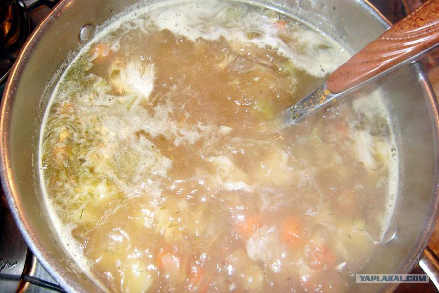 Куриный суп от похмелья. Похмельный суп. Суп "похмельной-Гусарский". Щи похмельные с шапкой из слоеного теста.