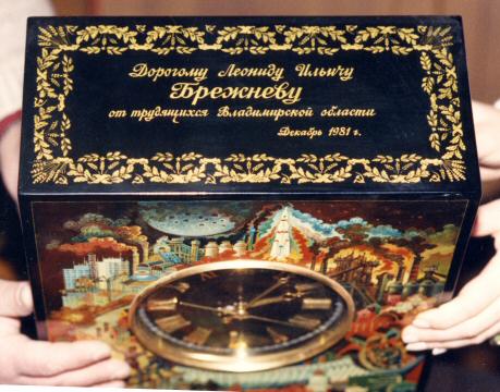 Прозрачная «кола» для маршала и дешёвые галстуки для генсека: какие импортные вещи нравились советской партийной элите?