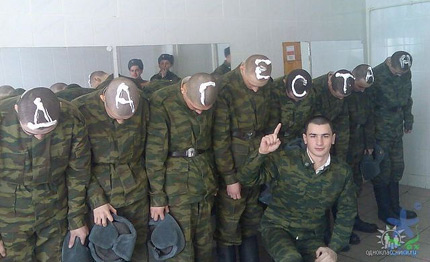19-летний выпускник срочно уехал из России после того, как его привели в военкомат и заставляли идти в армию