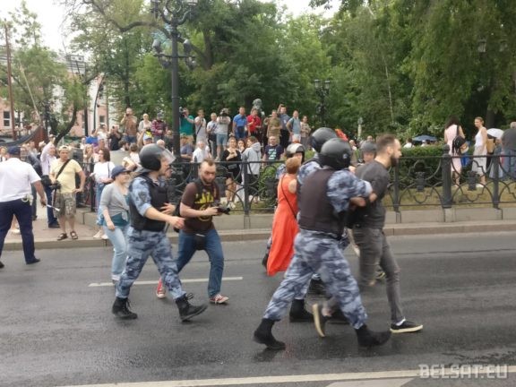 Уже более 200 человек задержали на шествии в поддержку Ивана Голунова на Чистопрудном и Цветном бульварах в Москве