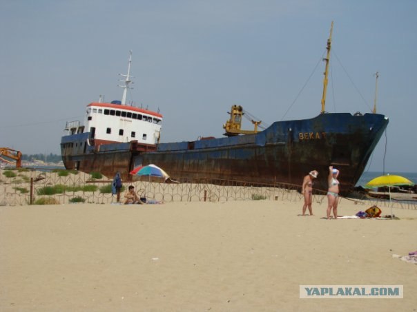 Полузатонувший корабль в абхазской гавани
