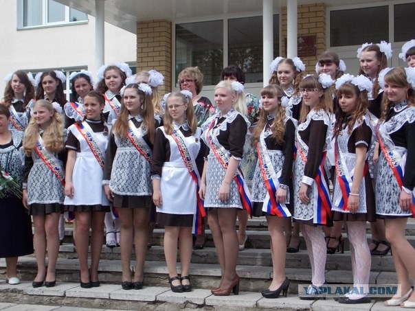 Школьницы на последнем звонке 2013