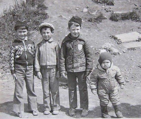 На Урале 13-летняя девочка держит в страхе целый поселок