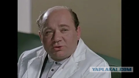 Мужик пробрался на взлётно-посадочную полосу в Испании и устроил дикие танцы забравшись на самолёт.