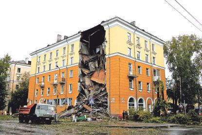 Угол пятиэтажного жилого дома обрушился в Тюмени