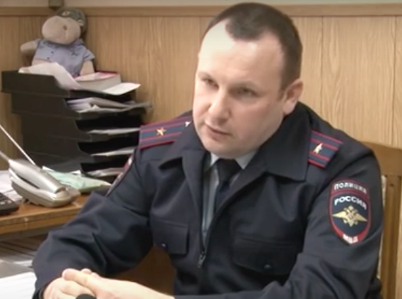 Дошутился с мишурой в виде мигалки на крыше