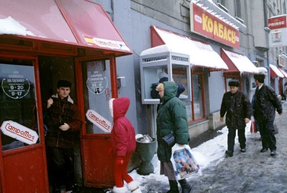 Пустые полки, голодные люди и первые супермаркеты: как выглядела торговля в 1990-е
