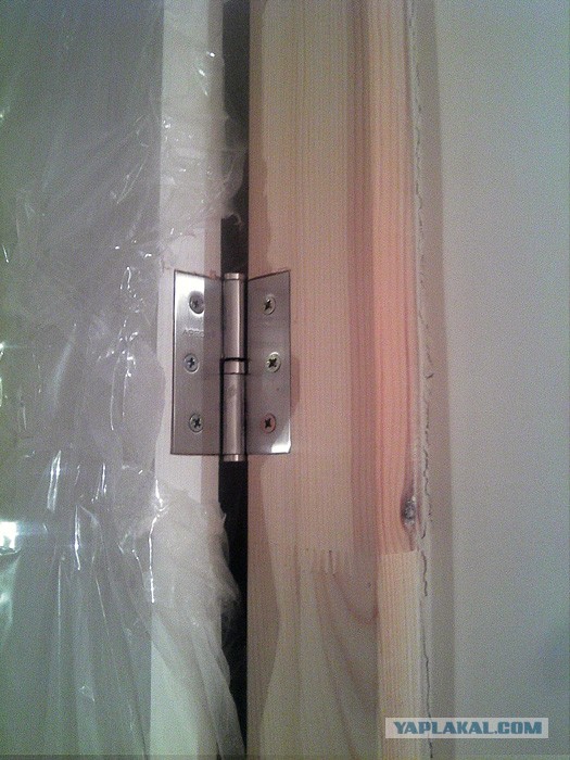 Деревянное дверное полотно дёшево и сердито.