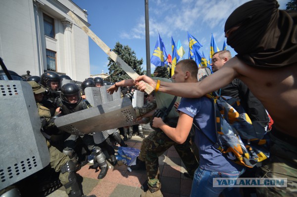Митингующие в Киеве штурмуют здание Рады