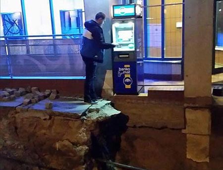 Однажды у банкомата...