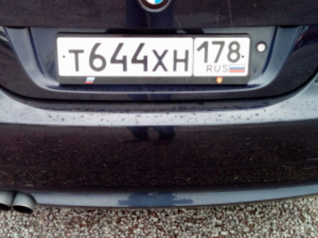 Водитель BMW разбил стекло "нивы" киркой