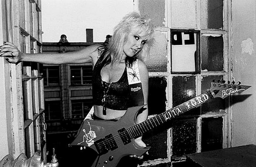 Литf Форд с гитарой в бальном зале Арагон, Чикаго, Иллинойс, 11 июня 1988 г...