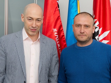 Украинский журналист Гордон, обещавший взять в руки оружие, бежал из Киева.