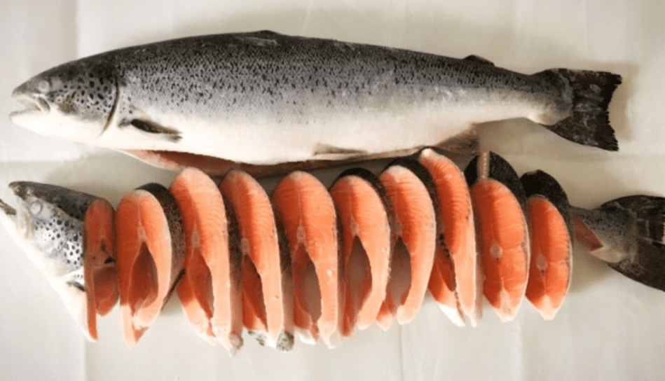 Сёмга, чавыча соленая. Филе лосось в соли. Как засолить чавычу. Лосось малосольный. Форель чавыча слабосоленая.