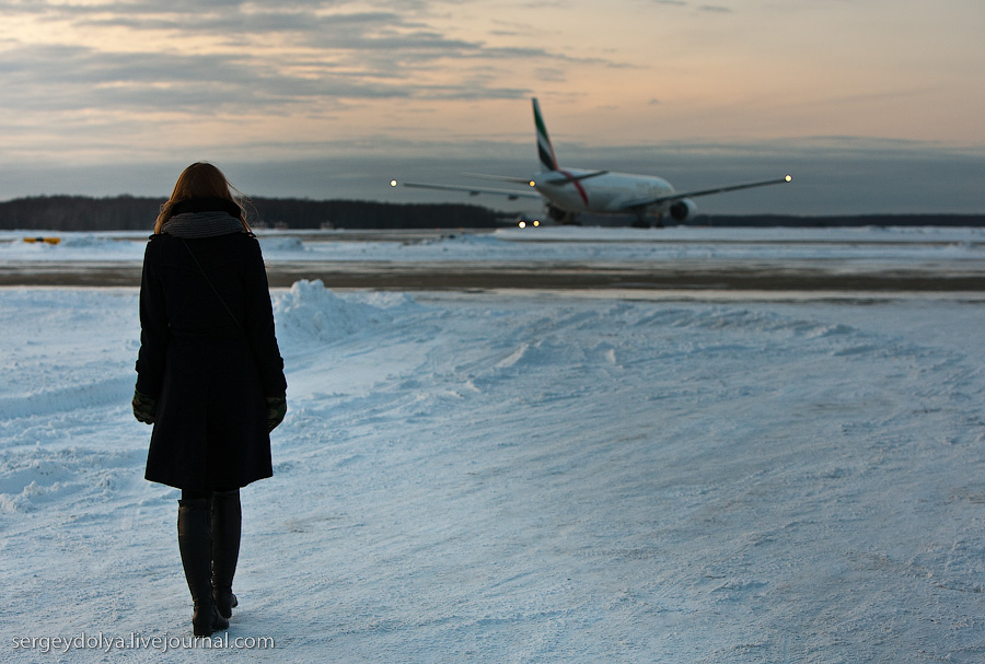 Самолет прощание. Девушка провожает самолет. Девушка в аэропорту зимой. Самолет зимой. Девушка провожает улетающий самолет.