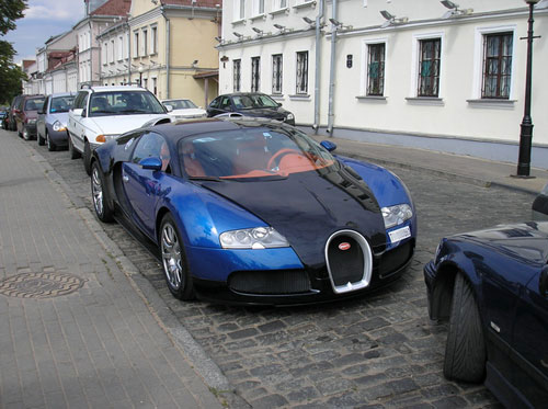 Содержать Bugatti Veyron