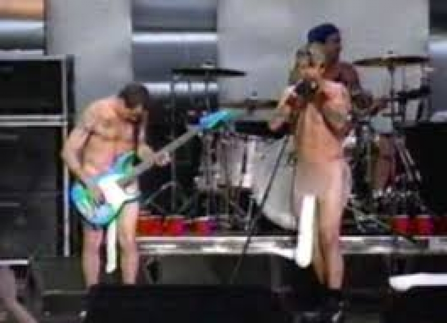 Группа Red Hot Chili Peppers многократно выступала на концертах лишь в носк...