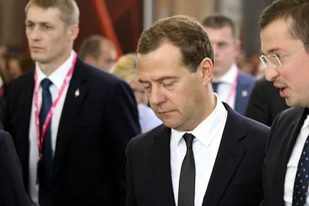 Министр здравоохранения «уснул» в ответ на просьбу срочно помочь пассажиру самолета