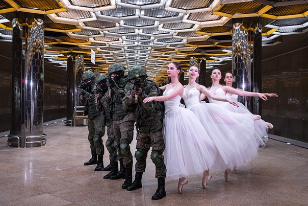 Военные сфотографировались с балеринами в метро Екатеринбурга
