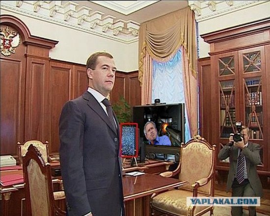Фотожаба: А что на обоях у Медведева?