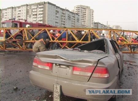 В Красноярске на прохожих рухнул башенный кран