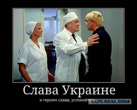 В Одессе у Российского консульства снимают флаг