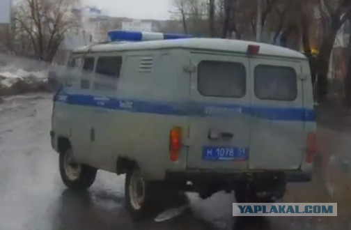 Мерседес VS полицейская "буханка"