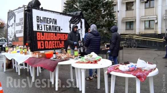 Порвали два баяна: в Одессе Саакашвили провожали шашлыком и вином