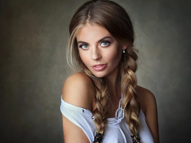 Девушки с косичками.