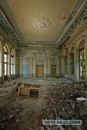 Заброшенный вокзал в Гаграх (12 фото)